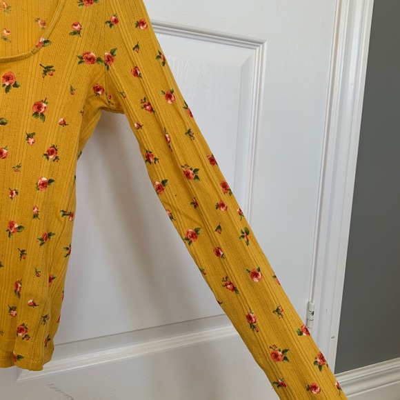 Long Sleeve and Cropped Sweater - Picture 4 of 8